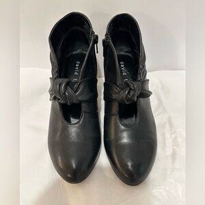 David Tate Black Leather Heeled Booties
Sz 7 Shooties Retro ankle booties EUC